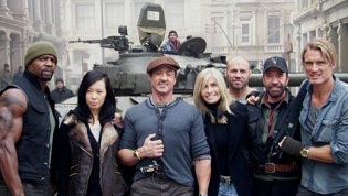 Stallone y Norris junto a elenco y parte del personal de producción en el set de "The Expendables 2"